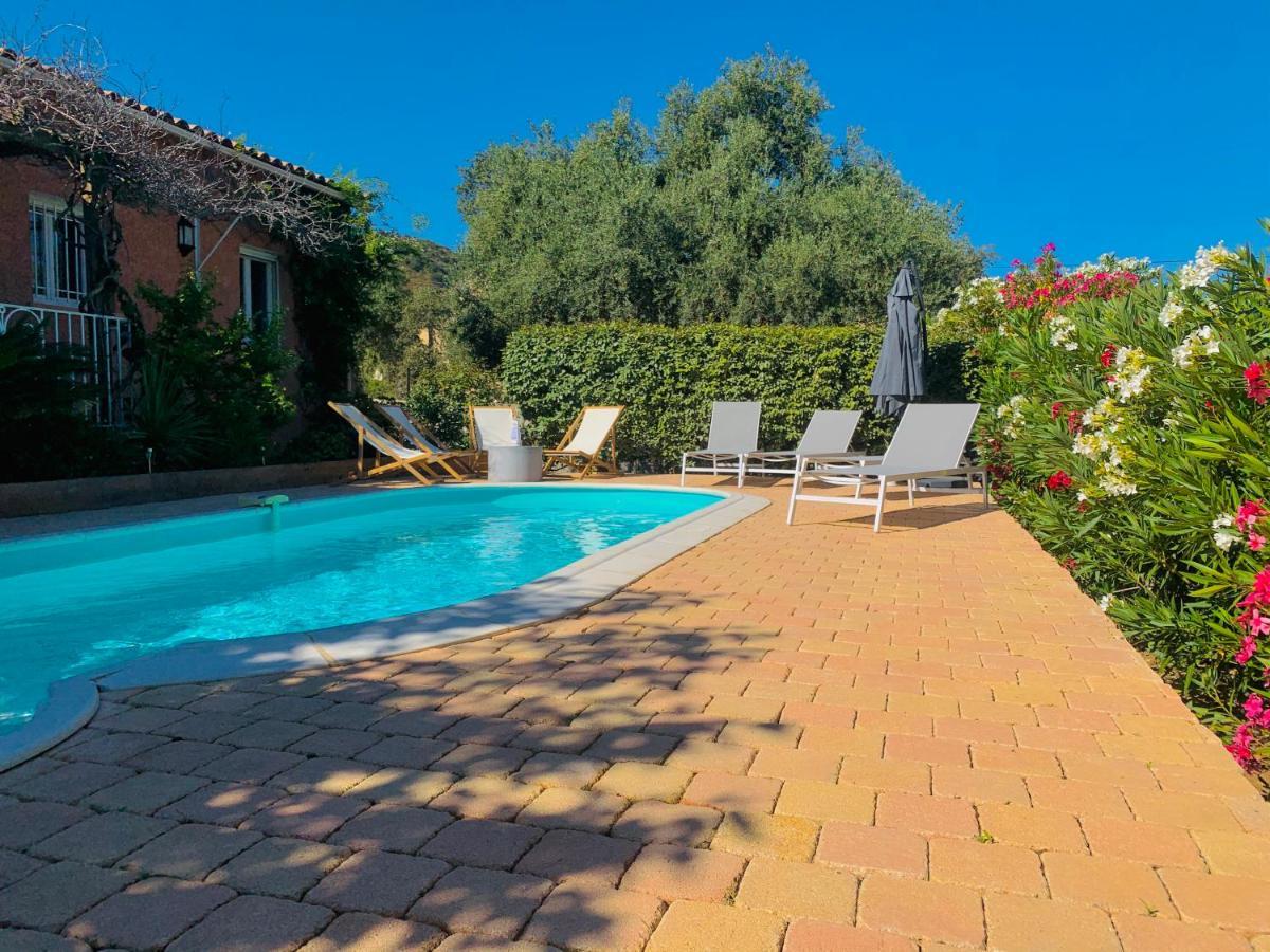 Petit Coin De Paradis, Avec Piscine. Villa *